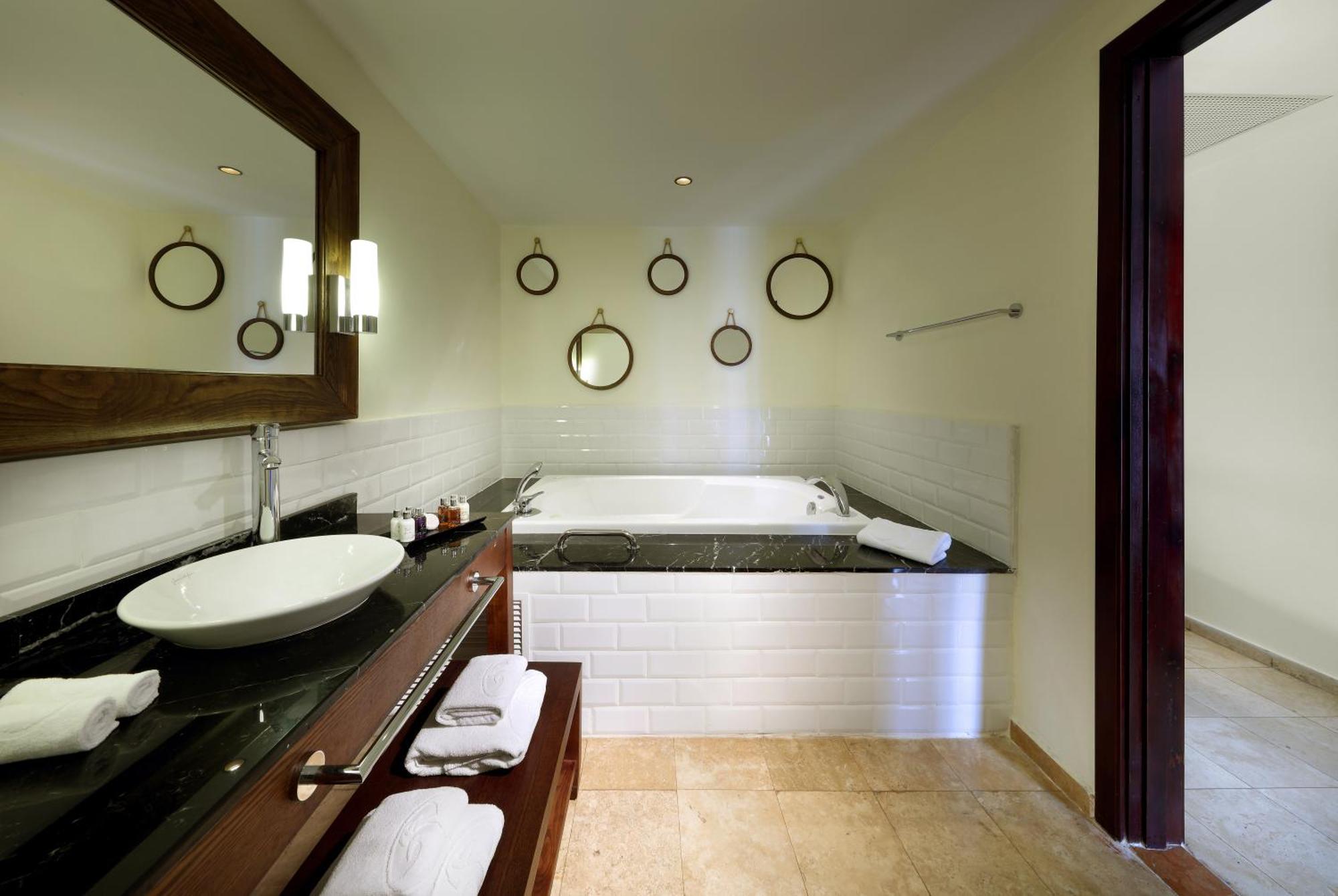 The Signature Level At Grand Palladium Lady Hamilton Resort & Spa Лусєа Екстер'єр фото