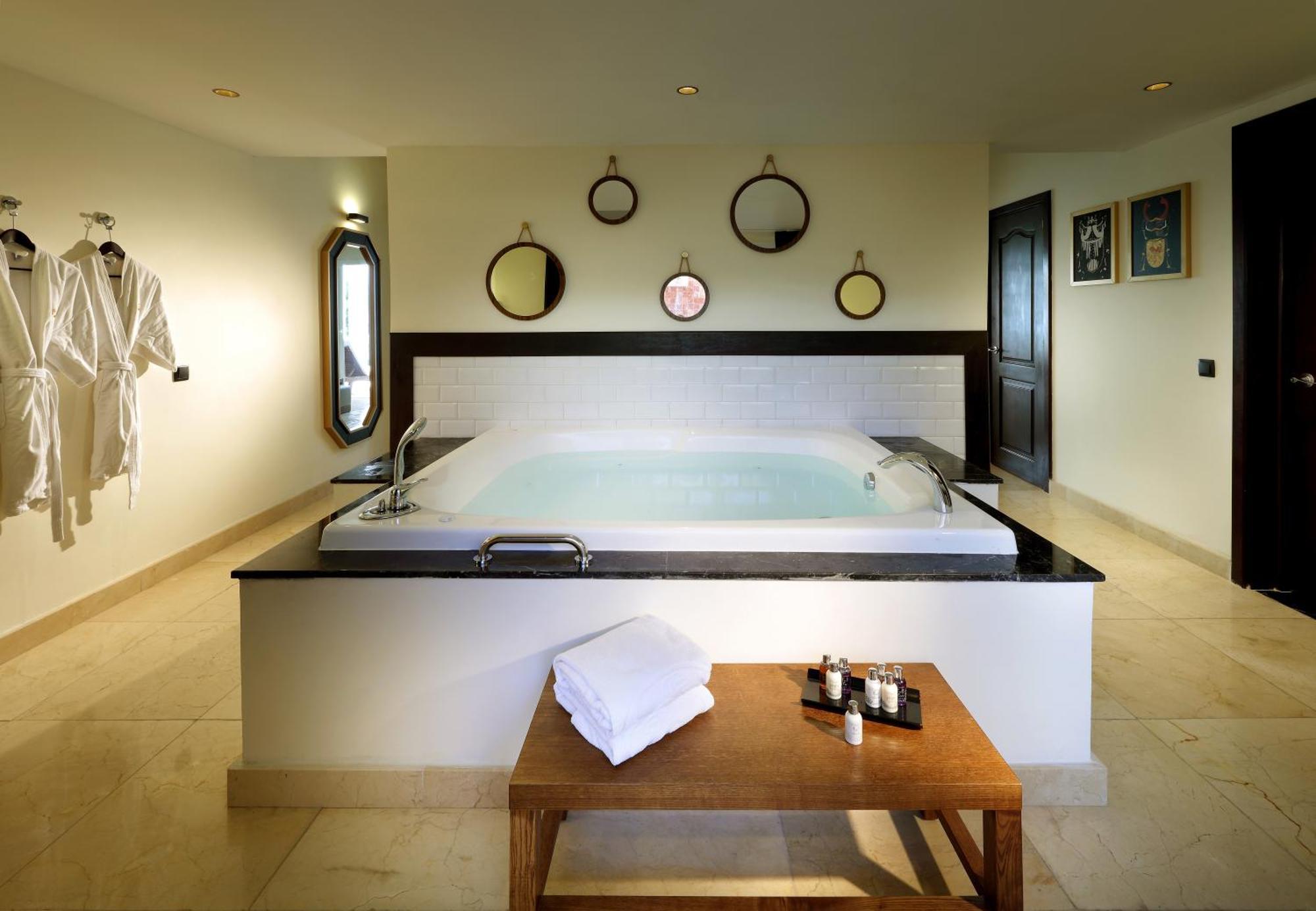 The Signature Level At Grand Palladium Lady Hamilton Resort & Spa Лусєа Екстер'єр фото